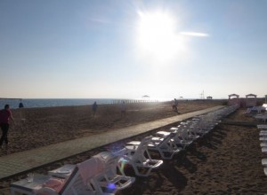 Botscha spielen am Strand des Hotels Delphin Imperial im Winter