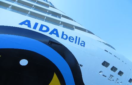 Aida Bella in Warnemünde vom Motorboot aus.