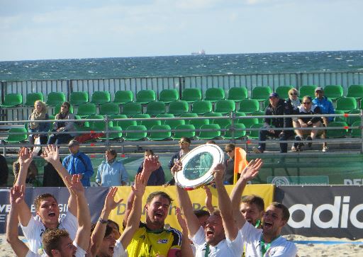 Die Schale in die Luft für den deutschen Meister 2014 im Beach Soccer