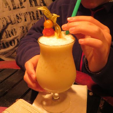 Ein alkoholfreier Virgin Colada in der CuBar in Warnemünde