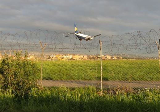 Und hier der Zaun mit der Landung der Ryanair Maschine in Ciampino
