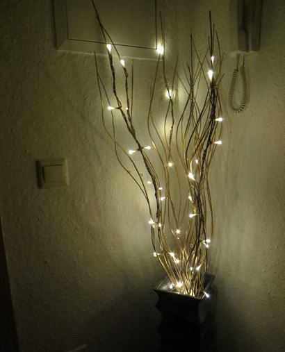 Die 20er LED Lichterkette schmückt Zweige in der Bodenvase