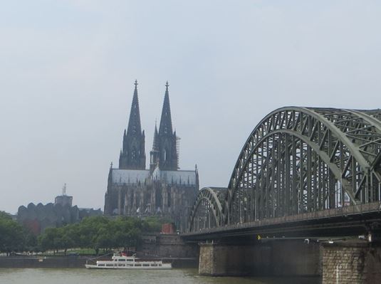 Der Kölner Dom mit der Eisenbahnbrücke