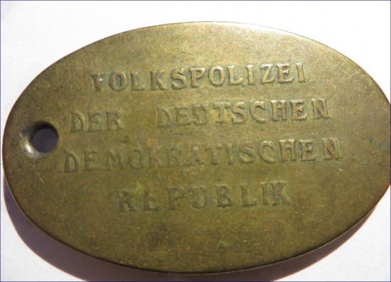 DDR Polizei Dienstmarke Rückseite.
