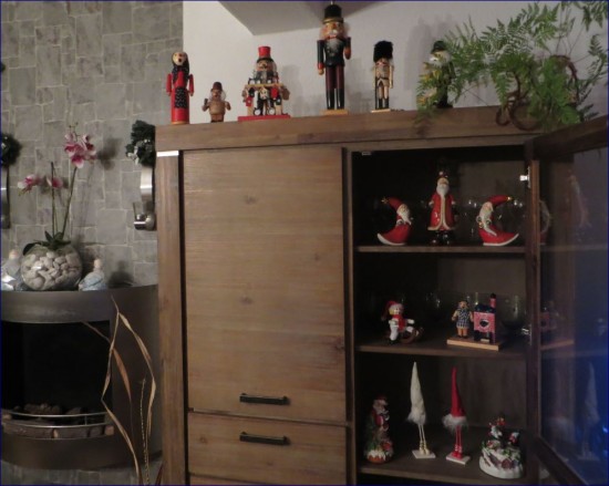 Weihnachtsdekoration auf und im Schrank