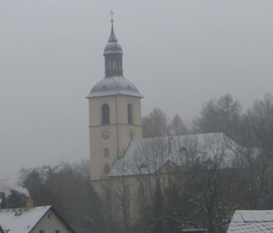 Kirche in Thalheim am 03.12.2014 der erste leichte Schnee auf dem Dach