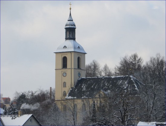 erster Schnee in Thalheim am zweiten Weihnachtstag. Schnee auf den Kirchturm