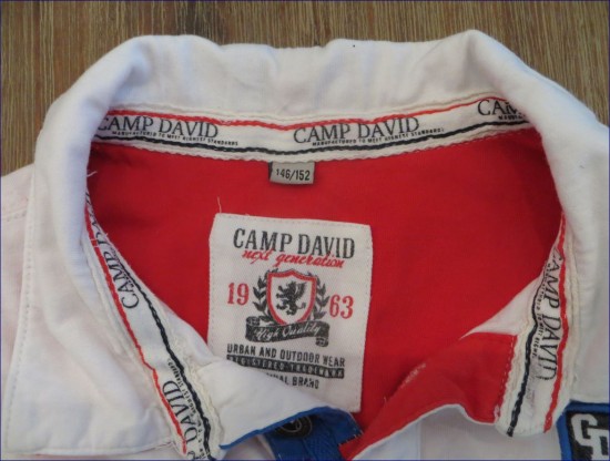 Das Camp David Markenzeichen und die Größenangabe im Kragen