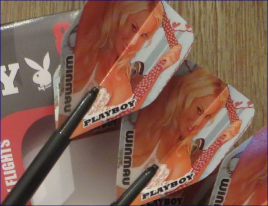 Playboy Darts Flights mit Playgirl Blondine