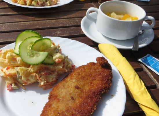 Schnitzel mit Kartoffelsalat und Dessert für 4,10 €in Kiosk am  Rathaus in Thalheim