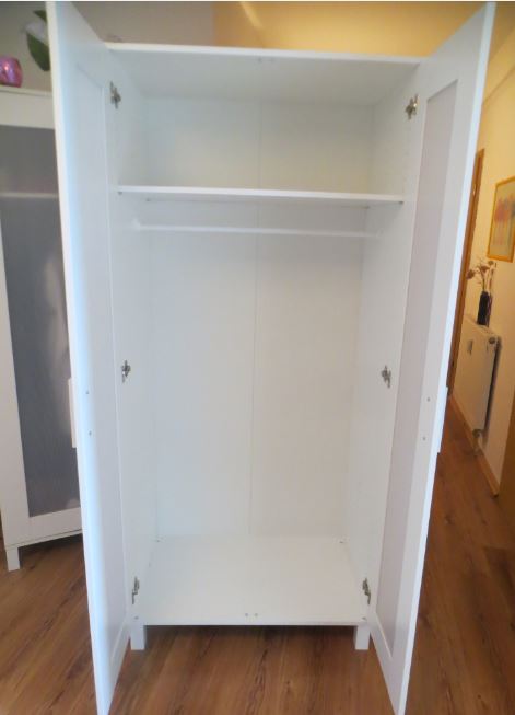 Hier der Ikea Kleiderschrank Aneboda mit geöffneten Türen