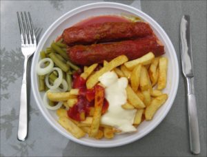 Pommes mit Riesencurrywurst aus dem Snack Stüble