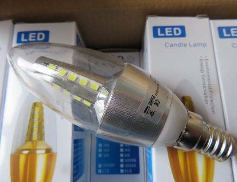 Eine LED Energiesparlampe Kerzenform mit Sockel E14