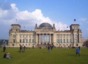 Das Reichstagsgebäude am Platz der Republik